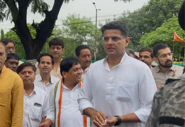 प्रदेश प्रभारी सचिन पायलट जेल में बंद चैतन्‍य बघेल से मुलाकात करने जाते हुए