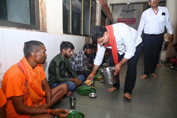 छत्तीसगढ़ के उपमुख्यमंत्री विजय शर्मा कांवड़ियों काे भाेजन पराेसते