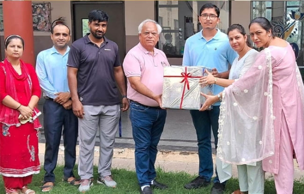 सोनीपत: जेईई एडवांस परीक्षा में सफल छात्र अंशुल को सम्मानित करते चेयरमैन राकेश यादव व शिक्षक।