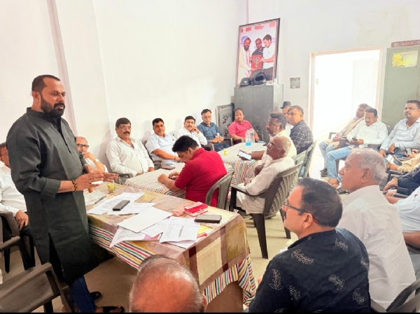 कांग्रेस की बैठक को संबोधित करते कांग्रेस जिलाध्यक्ष आनन्द बिहारी दुबे