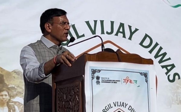केंद्रीय मंत्री मनसुख मंडाविया ने कारगिल युद्ध में शहीद हुए सैनिकों को श्रद्धांजलि देने के लिए सैकड़ों युवाओं के साथ की पदयात्रा