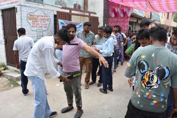 फतेहाबाद। परीक्षा केंद्रों में प्रवेश से पहले परीक्षार्थियों की हुई जांच।