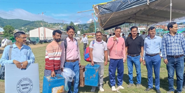 मतदान केंद्रों को रवाना होती पोलिंग पार्टियां