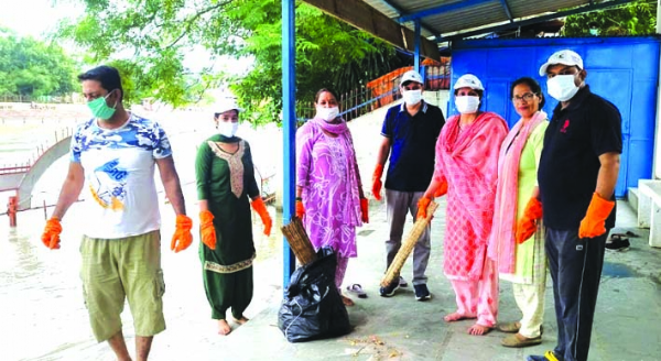 स्वच्छता अभियान चलाते हुए