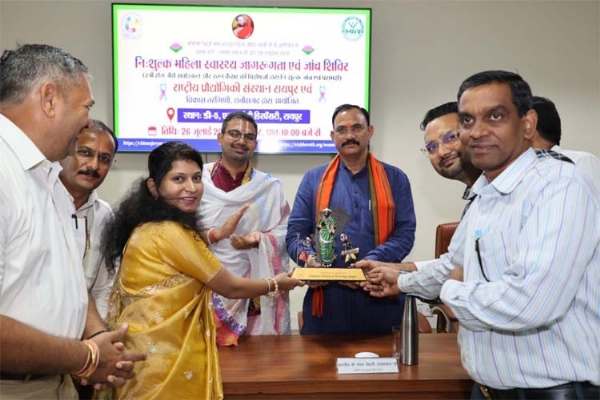 स्वास्थ्य मंत्री श्याम बिहारी जायसवाल शिविर में शामिल हुए
