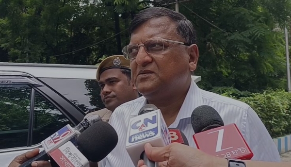 मीडिया से बात करते मुख्य चुनाव अधिकारी मनोज अग्रवाल