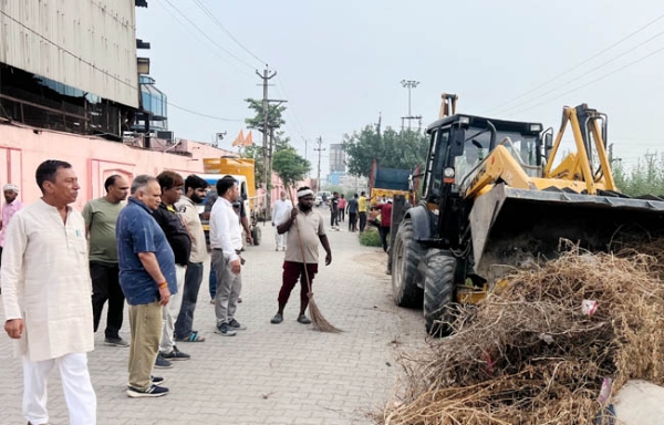सोनीपत: मोहन नगर में सघन स्वच्छता अभियान चलाते हुए