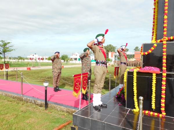 अमर सपूतों को सैल्यूट देते हुएअमर सपूतों को सैल्यूट देते हुए