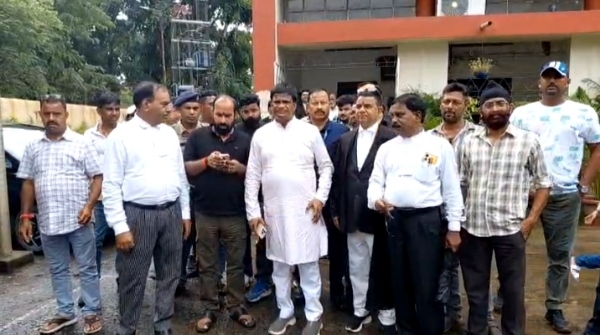 अदालत से बाहर आते संसद ढुल्लू महतो, उनके वकील व समर्थक