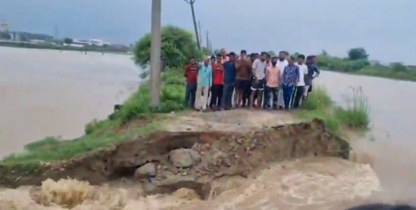 तटबंध के पास एकत्रित किसान (वीडियो से ली गई फोटो)