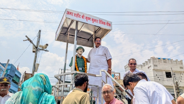 शहीद कृष्ण कुमार की प्रतिमा पर पुष्प अर्पित करते अजय सिंह चौटाला।