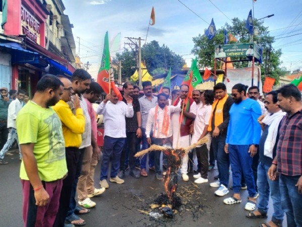 पुतला दहन करते भाजपा कार्यकर्त्ता