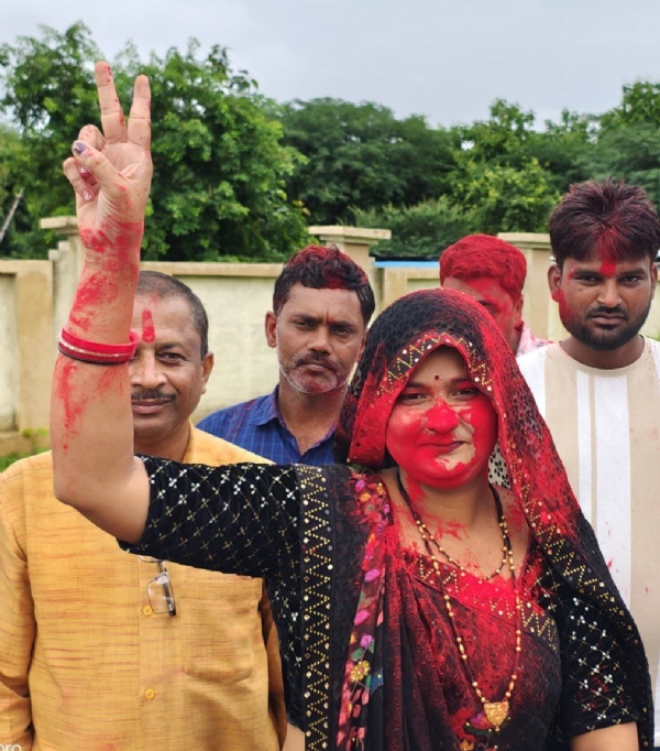 दमोह-पेपर लेस निर्वाचन निशा कुर्मी 434 मतों से निर्वाचित