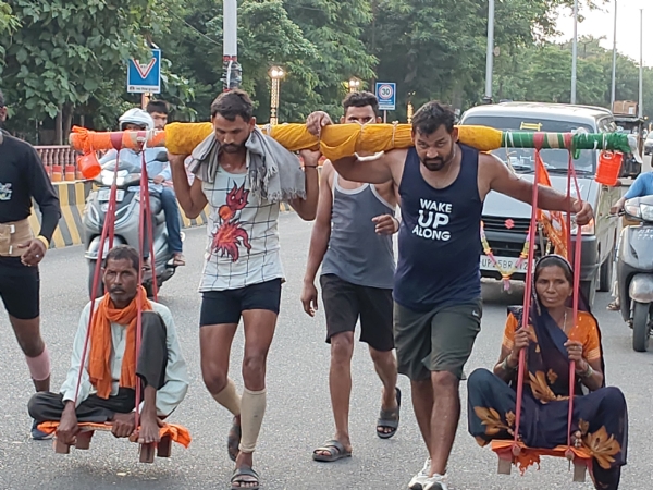 कांवड़ रुपी तराजू में गंगाजल के साथ माता-पिता को बैठाकर ला रहे कलियुग के श्रवण कुमार