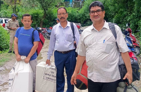 पोलिंग पार्टियां बूथों के रवाना होते हुए।