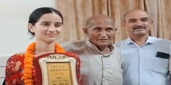 सिरमौर  की होनहार बेटी तृप्ति बनी मिसाल, एमबीबीएस में चयन पर चुड़धार सेवा समिति ने किया सम्मानित