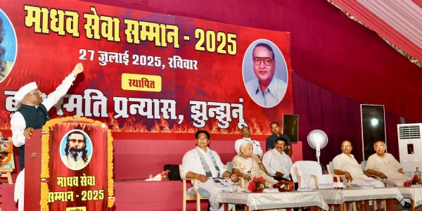 झुंझुनू में राज्यपाल ने किया लोकतंत्र सेनानियों का सम्मान