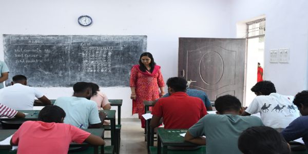 बलरामपुर : आबकारी आरक्षक की परीक्षा शांतिपूर्ण सम्पन्न, जिला पंचायत सीईओ ने परीक्षा केंद्रों का किया निरीक्षण