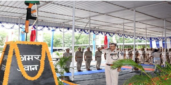 सीआरपीएफ का 87 वां स्थापना दिवस पर वीर शहीदों को दी गई श्रद्धांजलि