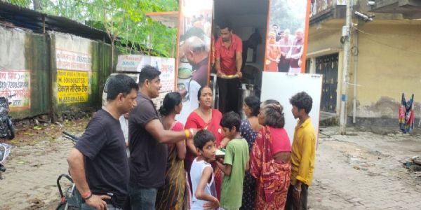 विधायक के निर्देश पर बाढ़ पीड़ितों को मिला भोजन