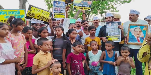 आप पार्टी ने ढपोरशंखों को जगाओ, शंख बजाओ, स्कूल बचाओ अभियान चलाया