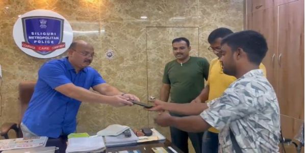 बरामद कर लौटाए गए 30 मोबाइल