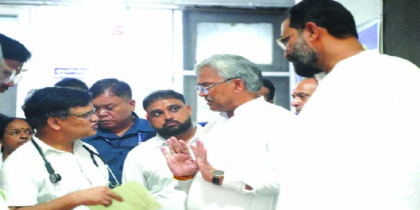 मनसा देवी मंदिर हादसा : सांसद त्रिवेन्द्र रावत ने अस्पताल पहुंचकर जाना घायलों का हाल