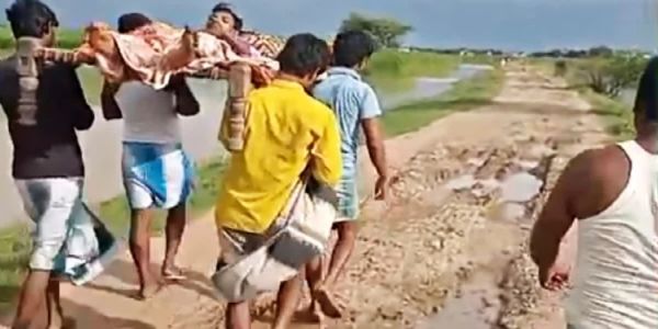 सोशल मीडिया पर फिर वायरल हुआ मरीज को खटिया पर अस्पताल ले जाने का वीडियो, सरकार और प्रशासन पर उठ रहे सवाल