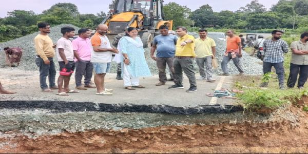 भारी बारिश से कांकुवा नदी की पुलिया का एप्रोच रोड बहा, पूर्व सांसद गीता कोड़ा ने किया निरीक्षण