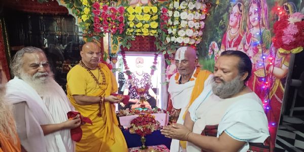 झुनझुनिया बाबा काे संताें ने अर्पित की पुष्पांजलि