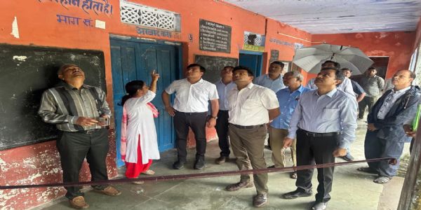 आजोलिया खेड़ा स्कूल का निरीक्षण, हालात देख प्रभारी सचिव बोले, एक माह में करो शिफ्टिंग