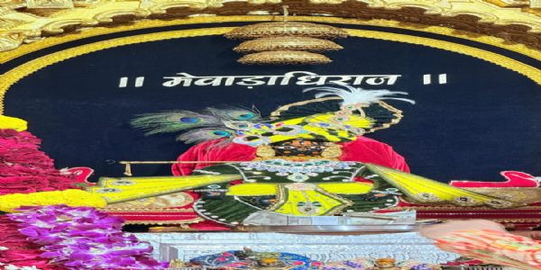 हरियाली तीज पर एक श्रृंगार से एक स्वरूप में सांवलिया सेठ, पहली बार एक पोशाक में तीनों प्रतिमाएं