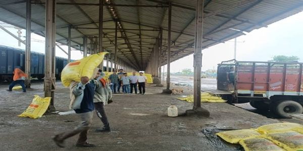 जबलपुर पहुंची 2613.6 मीट्रिक टन यूरिया की रैक, सोमवार को डबल लॉक केंद्रों से होगा वितरण