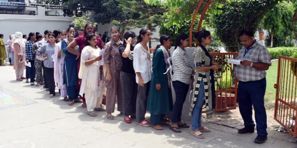 हरियाणा सीईटी परीक्षा शांतिपूर्ण संपन्न, रोहतक-सोनीपत में मंगलसूत्र विवाद; अधिकारी बने मददगार