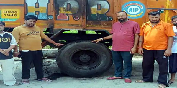 नशे के खिलाफ मुहिम चला रहे जन प्रतिनिधि के ट्रक में लगाई आग, सीसीटीवी में दिखे आरोपी
