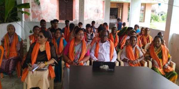 बगहा विधायक राम सिंह ने ग्रामीणों संग सुनी पीएम के 