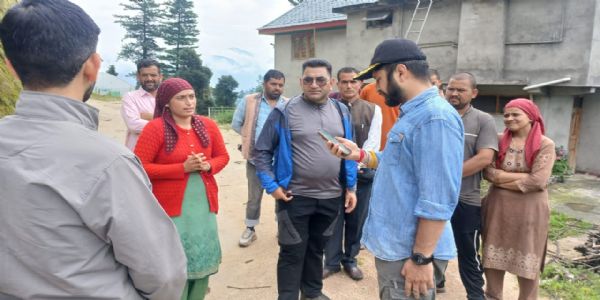 आपदा प्रभावित थुनाग में सड़क व बिजली बहाल करने का कार्य जारी : उपायुक्त अपूर्व देवगन
