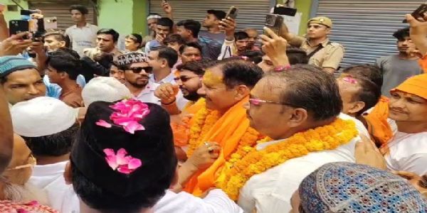 अतिसंवेदनशील जोगीनवादा में कांवड़ियों का हुआ स्वागत, फूल बरसाते मुसलमानों ने बढ़ाया भाईचारे का हाथ