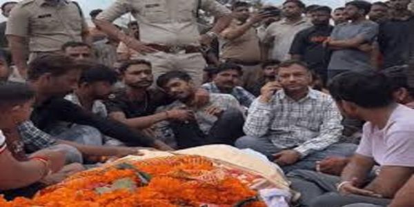 देवासः आउटसोर्स बिजली कर्मचारी की करंट लगने से मौत, परिजनों ने शव रखकर किया चक्काजाम