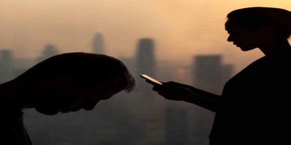 शादी का झांसा देकर ठगी : युवती से मिलने पहुंचा युवक मोबाइल और रुपये गायब