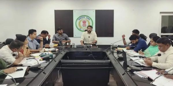 बिना वैध फार्मेसी लाइसेंस के संचालित दवा दुकानों पर करें कार्रवाई- कलेक्टर मयंक चतुर्वेदी