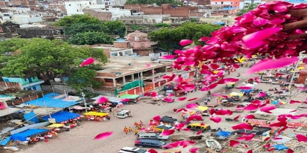 विश्व प्रसिद्ध संगम नगरी में कांवड़ यात्रियों के ऊपर की गई पुष्प वर्षा