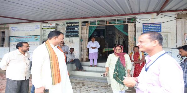 रायपुर : स्वास्थ्य मंत्री श्याम बिहारी जायसवाल ने प्राथमिक स्वास्थ्य केंद्र बंजारीडाड का किया आकस्मिक निरीक्षण