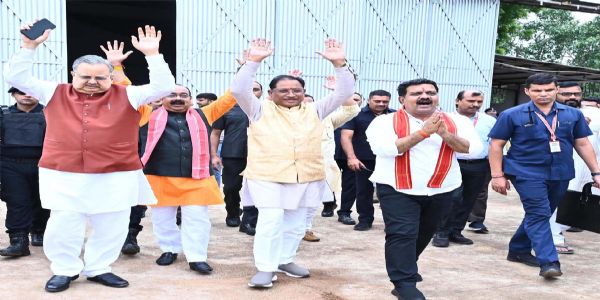 मुख्यमंत्री विष्णुदेव साय कांवड़ियों पर पुष्प वर्षा करने हेलीकॉप्टर से हुए रवाना