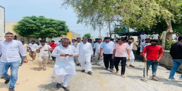 सिरसा: सडक़ निर्माण में घटिया सामग्री के इस्तेमाल पर चौटाला वासियों ने दिया धरना