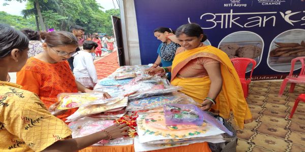 स्वयं सहायता समूह के उत्पादों के लिए आकांक्षा हाट का शुभारंभ