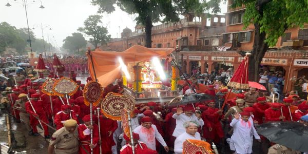 सुर्ख लाल पोशाक में स्वर्णाभूषण से सुसज्जित शान से निकली बूढी तीज माता की सवारी