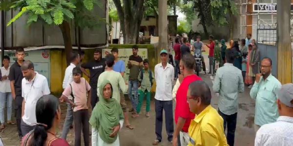 स्वास्थ्य केंद्र में वैक्सीन नहीं रहने पर विवाद, स्वास्थ्य सेवा ठप