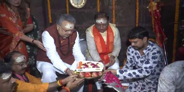 हर-हर महादेव से गूंजा भोरमदेव मंदिर परिसर, विष्णु देव साय ने हेलीकॉप्टर से पुष्पवर्षा कर कांवड़ियों का किया स्वागत