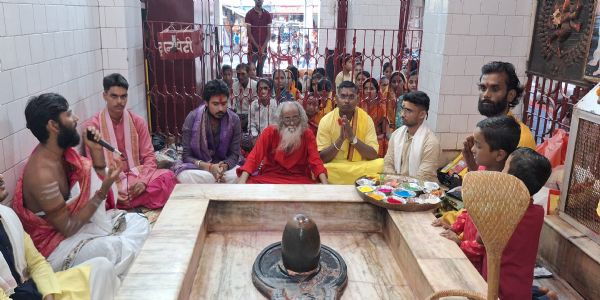 काशी विश्वनाथ मंदिर से आए कई विद्वानों ने किया बाबा खड्गेश्वरनाथ महादेव का रुद्राभिषेक